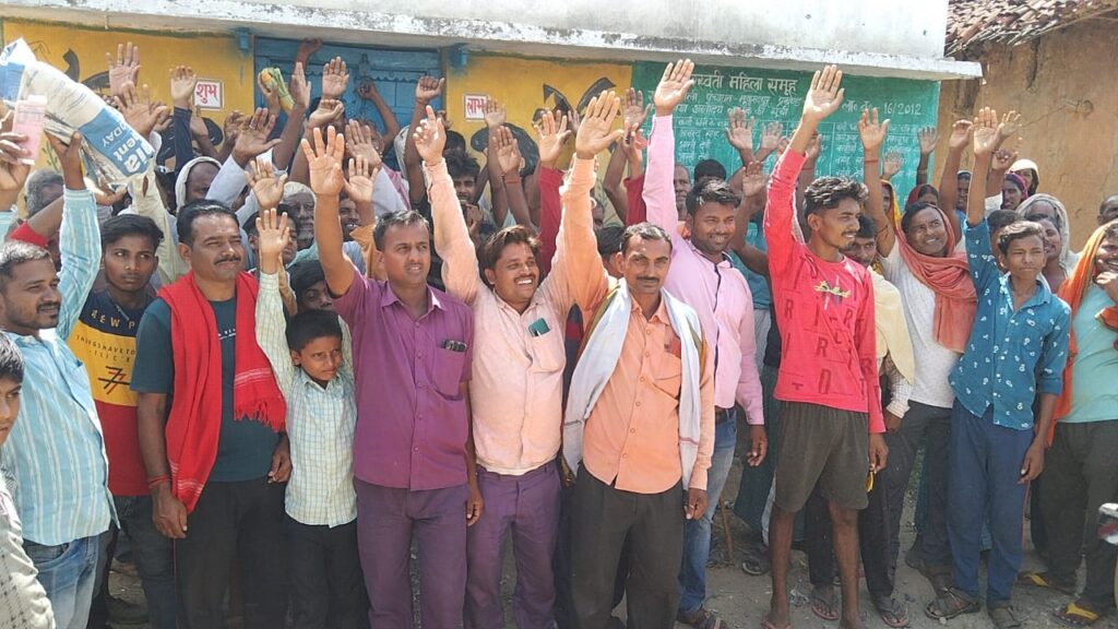 डीलर पर राशन गबन करने का कार्डधारियों ने लगाया आरोप, जमकर किया हंगामा