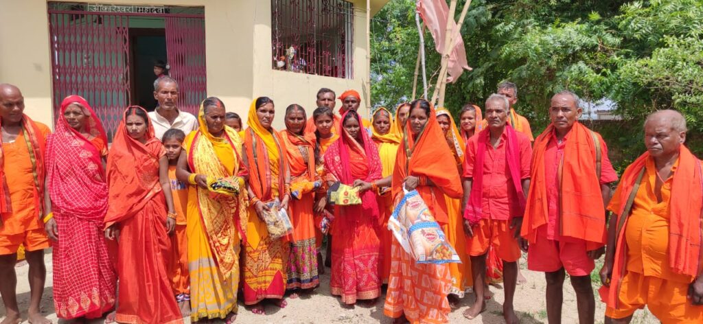 बंशीधर नगर से 50 महिला-पुरुष कांवरियों का जत्था शिव नगरी बाबा बैजनाथ धाम देवघर के लिए रवाना हुआ।