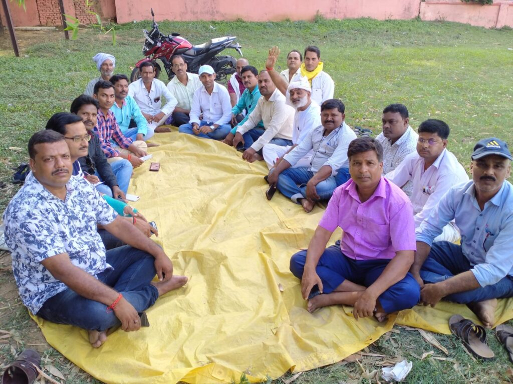 टेट पास सहायक शिक्षकों ने धरना प्रदर्शन में शामिल होने के लिए बीआरसी मैदान में किया बैठक