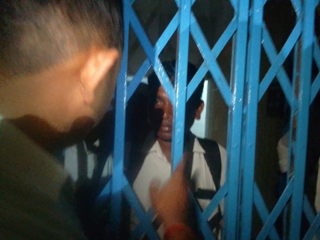 कुपा पंचायत सचिवालय में श्रम कार्ड बनाने के नाम पर 118के जगह 150 रुपए की राशि की जा रही है वसूली आक्रोशित ग्रामीण जनता ने किया हंगामा।