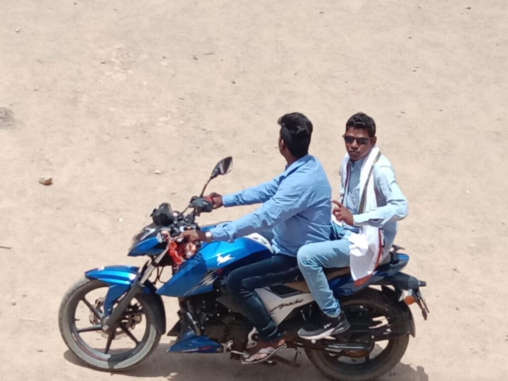 मोटरसाइकिल से भागते प्रधानाध्यापक बबन सिंह