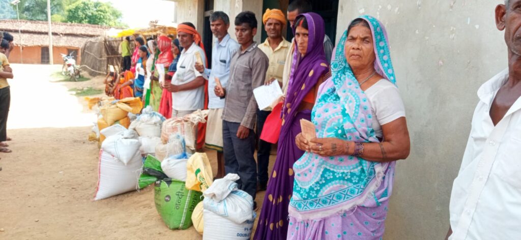 kharaundhi डीलर का चल रहा है मनमानी कम राशन का कर रहे हैं वितरण, आक्रोशित ग्रामीणों ने किया हंगामा।
