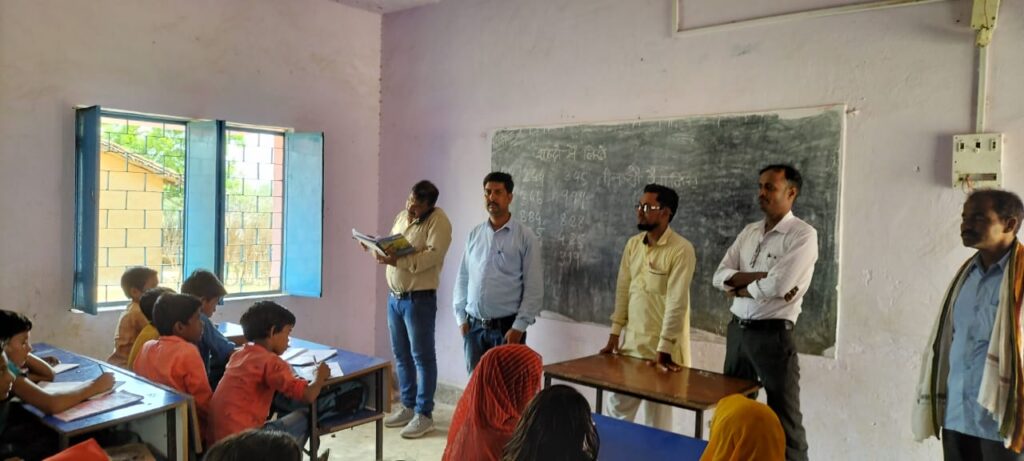 राजकीय उत्क्रमित मध्य विद्यालय बेलपहाड़ी में जांच करते बीपीओ