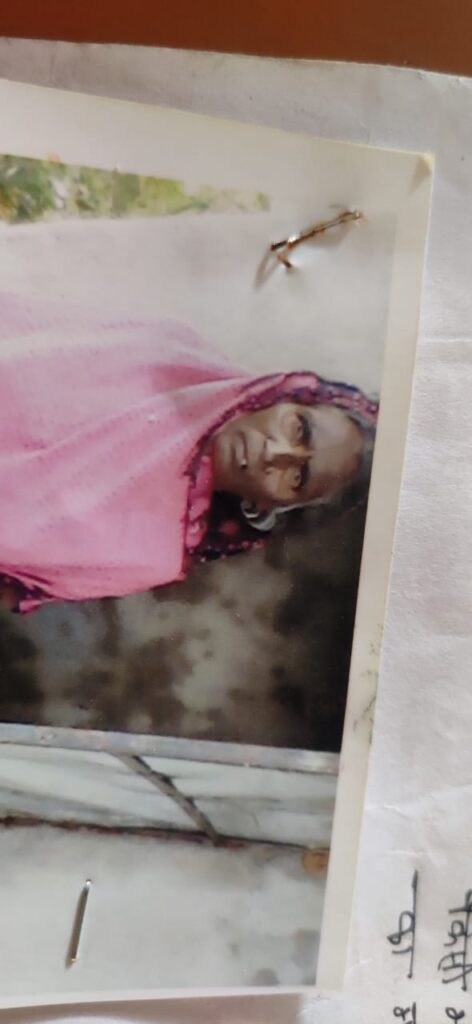 बंशीधर नगर थाना क्षेत्र के अधौरा गांव निवासी हनीफ अंसारी की पत्नी फातमा बीबी बिहार के गया रेलवे स्टेशन से घर आने के क्रम में हुई लापता