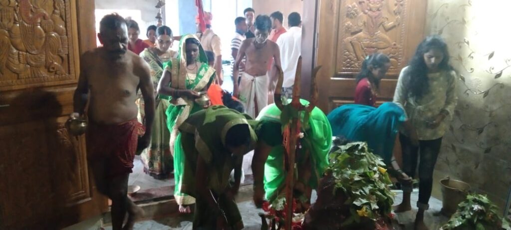 उंटारी रोड प्रखंड के शिव संपत धाम में प्रथम सोमवारी के दिन श्रद्धालुओं ने जलाभिषेक किया।