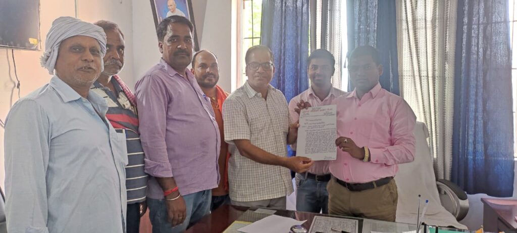 विधायक प्रतिनिधि व सांसद प्रतिनिधि ने प्रखंड क्षेत्र में खराब पड़े जल मीनार, चापाकल एवं सुखाड़ घोषित कराने की मांग को लेकर बीडीओ को सौंपा ज्ञापन