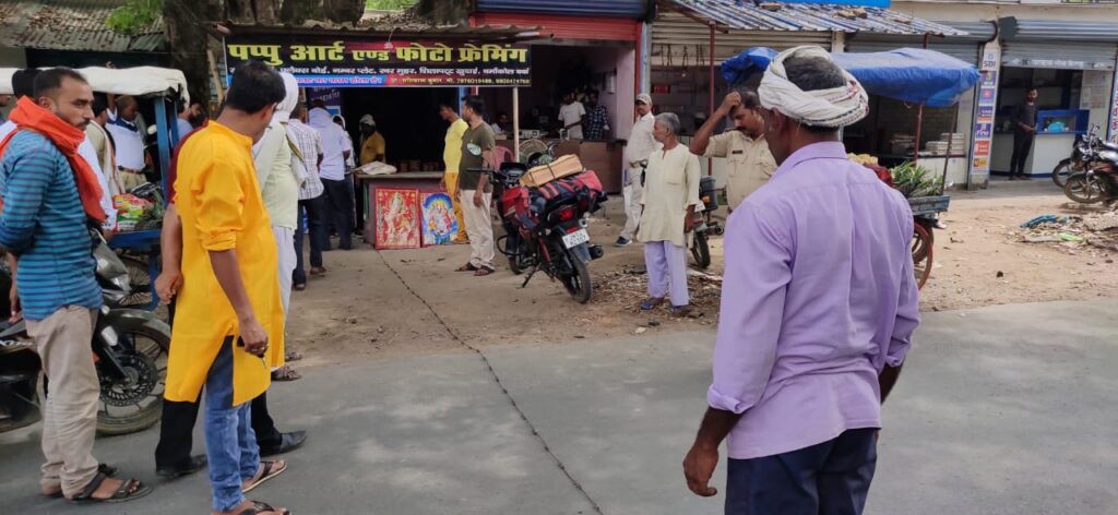 NH 75, सब्जी बाजार, बैल बाजार चेचरिया व बस स्टैंड के लिए हेन्हो मोड़ के पास निर्धारित भूमि को अतिक्रमण मुक्त करने के लिए कार्यपालक दंडाधिकारी ने किया मापी का कार्य प्रारंभ