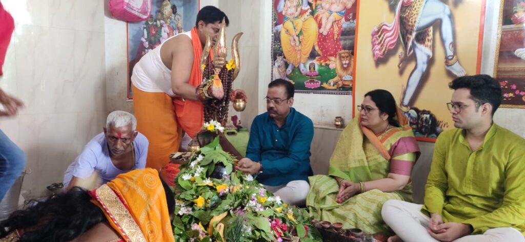 राजा पहाड़ी शिव मंदिर में विधिवत पूजन-अर्चन व रुद्राभिषेक जिले के प्रथम जिला एवं सत्र न्यायाधीश राजेश शरण सिंह ने किया
