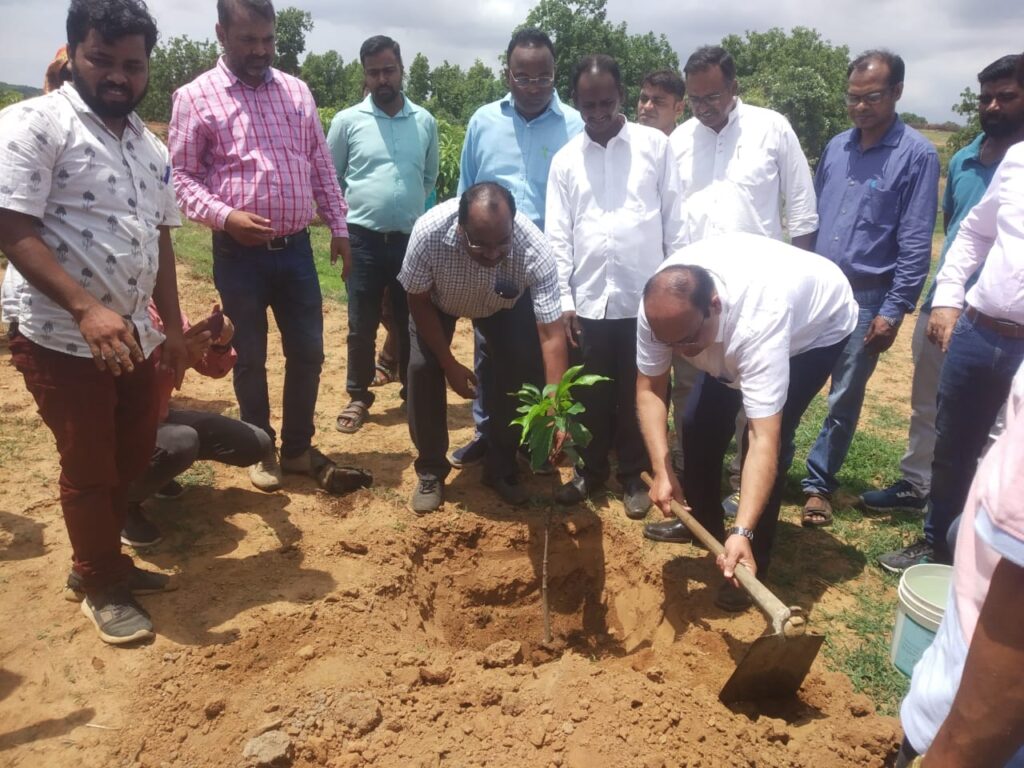 एक दिवसीय दौरे पर टंडवा पहुँचे डीपीआईआईटी विभाग के मिनिस्ट्री ऑफ कॉमर्स एवं इंडस्ट्री भारत सरकार के अपर सचिव अनिल अग्रवाल।