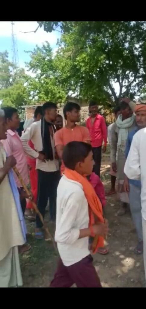 नव प्राथमिक विद्यालय मे शिक्षण व्यवस्था और मध्याह्न भोजन योजना संचालन मे अनियमितता का मामला में रमना बीडीओ को सौंपा आवेदन