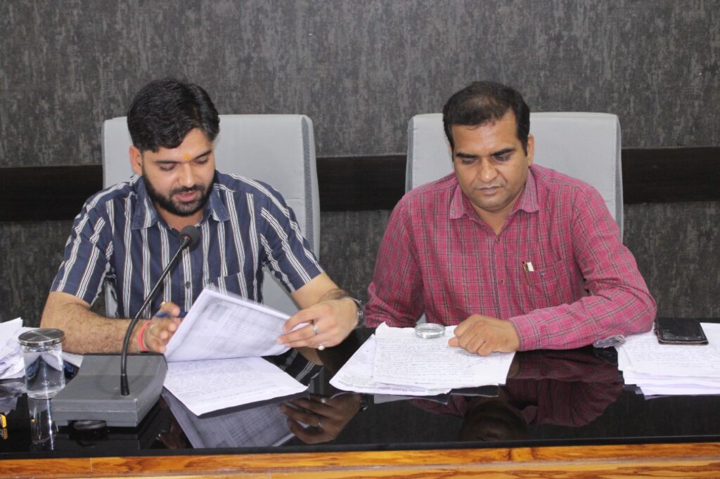 उपायुक्त के निर्देश पर जनता दरबार में उप विकास आयुक्त व बंशीधर नगर अनुमंडल पदाधिकारी आलोक कुमार ने सुनी ग्रामीणों की समस्याएं