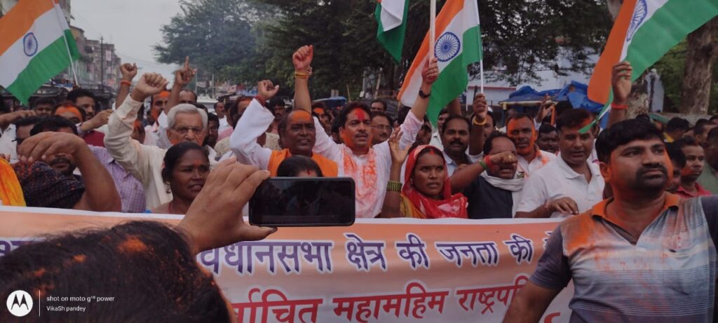 द्रौपदी मुर्मू की जीत पर भाजपा विधायक भानु प्रताप शाही के नेतृत्व में गाजे-बाजे व आतिशबाजी के बीच निकाला गया विजय जुलूस।