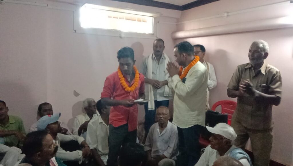 खरौंधी जिला परिषद  धर्मराज पासवान द्वारा पत्रकारों को किया गया सम्मानित
