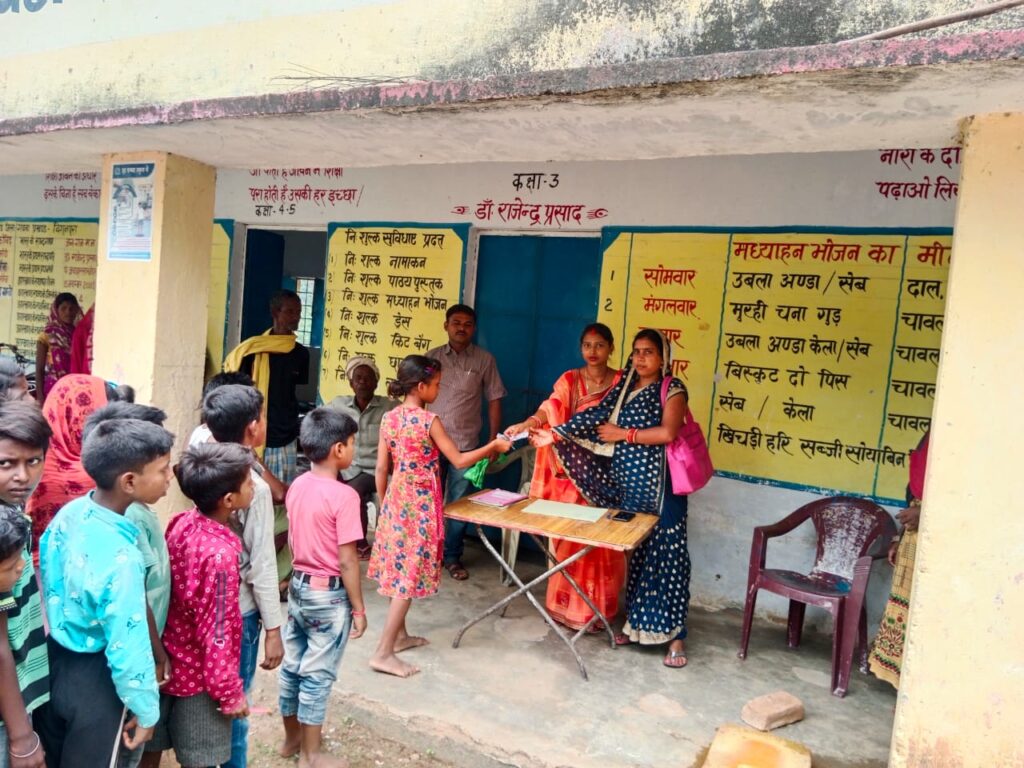 प्रमुख ने किया प्रतिपूर्ति राशि का वितरण।