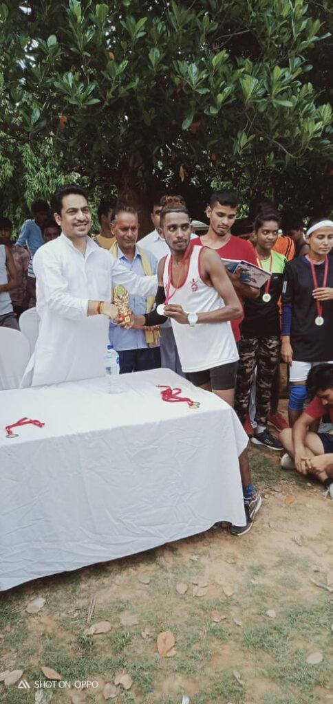 फिजिकल एकेडमी द्वारा आयोजित दौड़ में युवाओं को विधायक भानू प्रताप शाही ने किया पुरस्कृत।