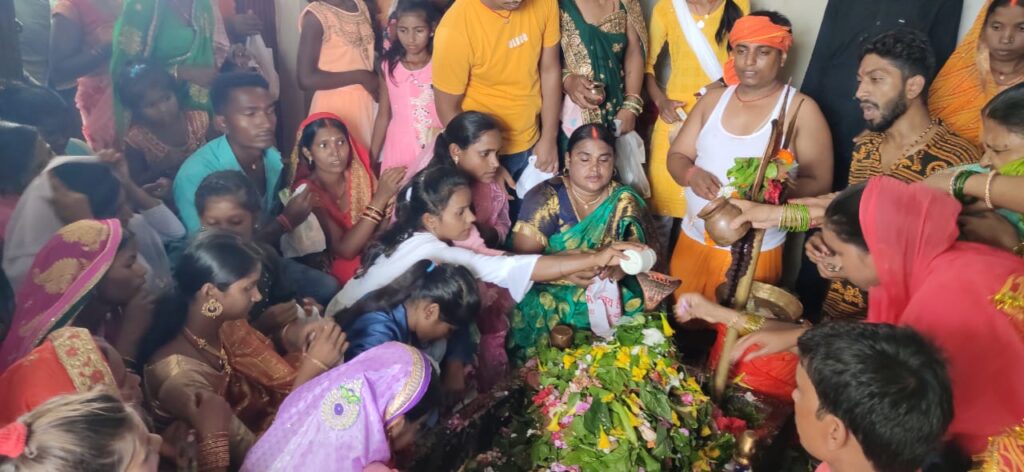 राजा पहाड़ी शिव मंदिर में  दर्शन-पूजन, जलाभिषेक व रुद्राभिषेक के लिए श्रद्धालुओं का सुबह से लगा रहा तांता।