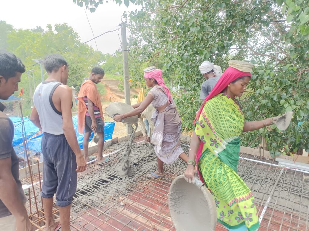 डॉ सिद्धनाथ प्रसाद के द्वारा राजा पहाड़ी शिव मंदिर के प्रांगण में विवाह मंडप का कराया जा रहा निर्माण