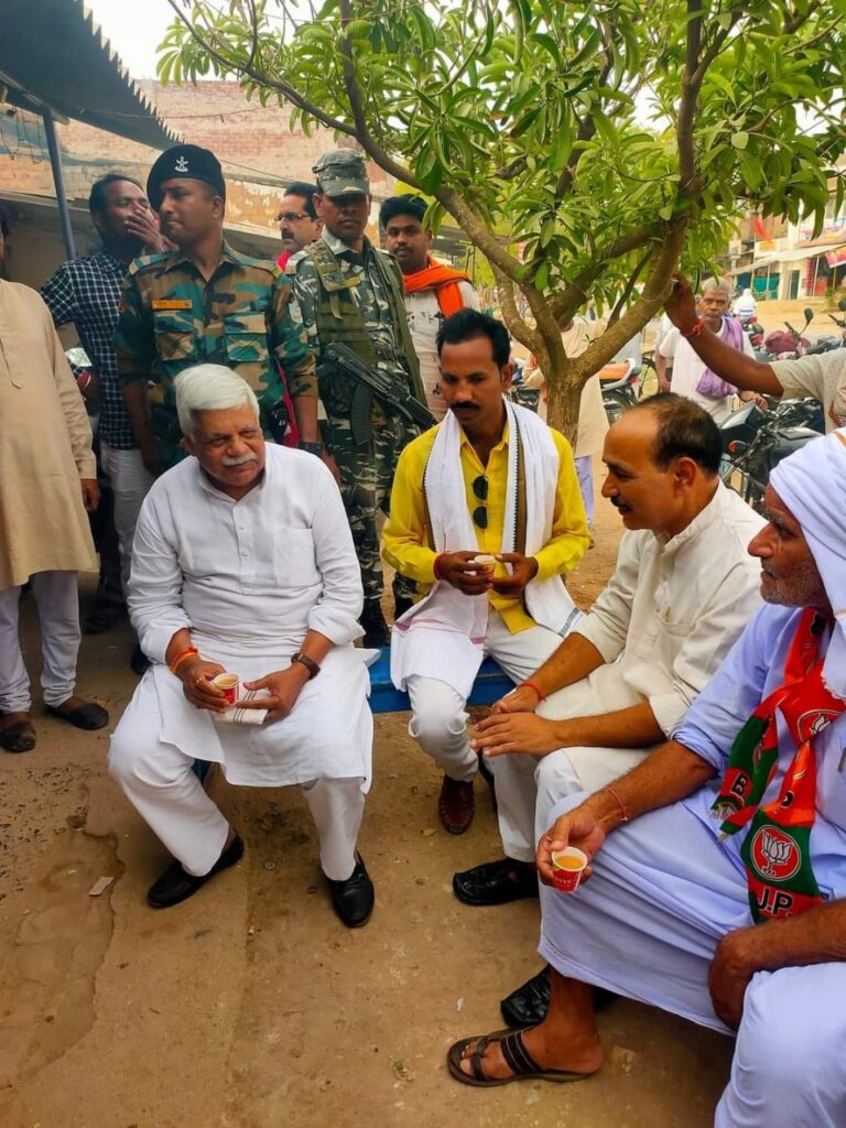 भाजपा मंडल अध्यक्ष सोनाकिशोर के विशेष आग्रह पर केंद्रीय ग्रामीण सचिव एन एन सिन्हा से मिले पलामू सांसद बी डी राम।