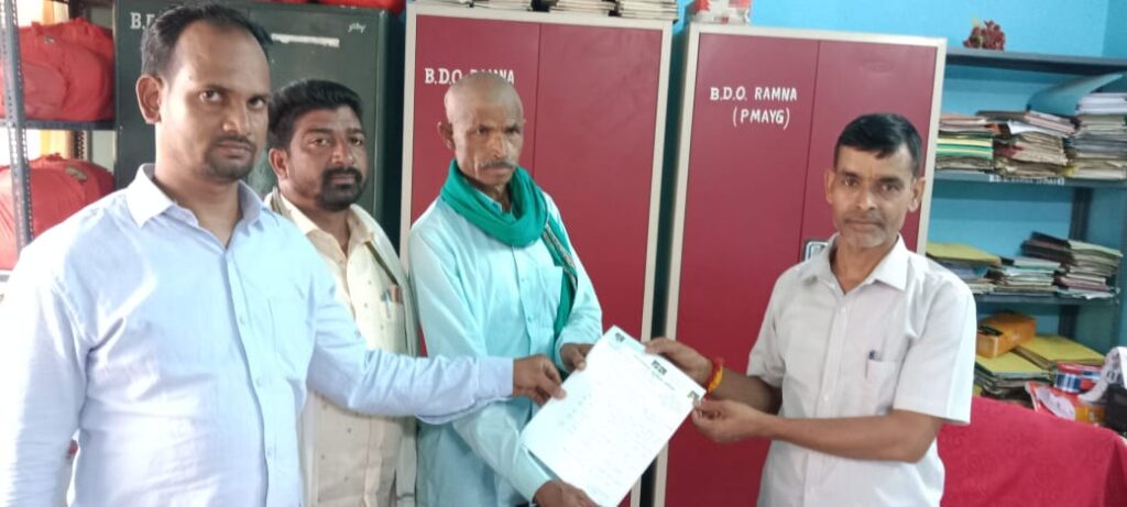 झामुमो के कार्यकारी प्रखंड अध्यक्ष ने बीडीओ को अकाल क्षेत्र घोषित करने के लेकर सौंपा मांग पत्र।