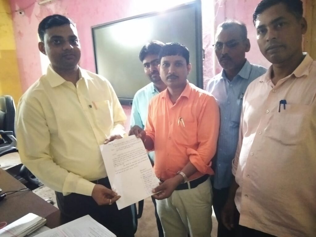 प्रभारी पंचायत राज पदाधिकारी को मांग पत्र सौपते बीएलओ