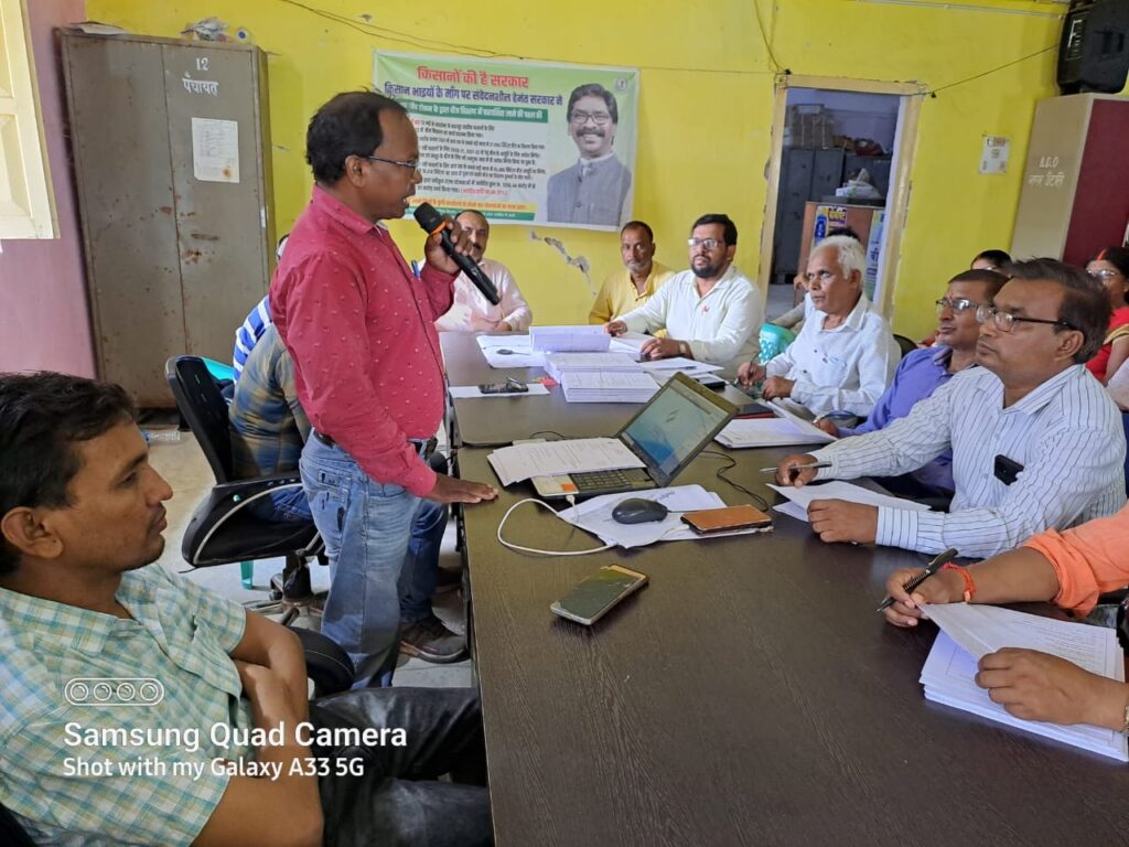 बीएलओ प्रशिक्षण में उपस्थित बीएलओ व पदाधिकारी