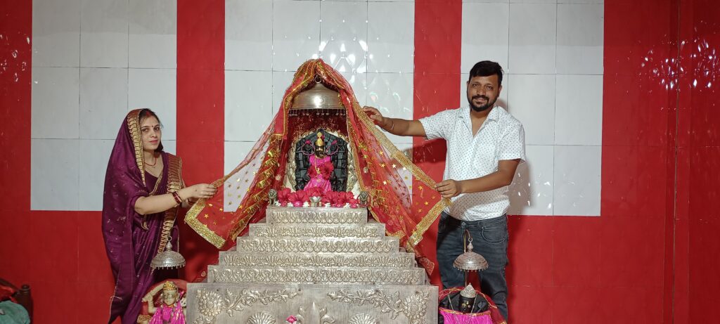 चपरी पंचायत के मुखिया शैलेश कुमार चौबे ने केतार चतुर्भुजी मंदिर में दर्शन कर पंचायत वासियों के लिए सुख शांति की कामना