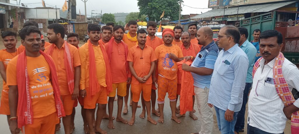 केतार से कांवरियों का जत्था देवघर के लिये हुआ रवाना।