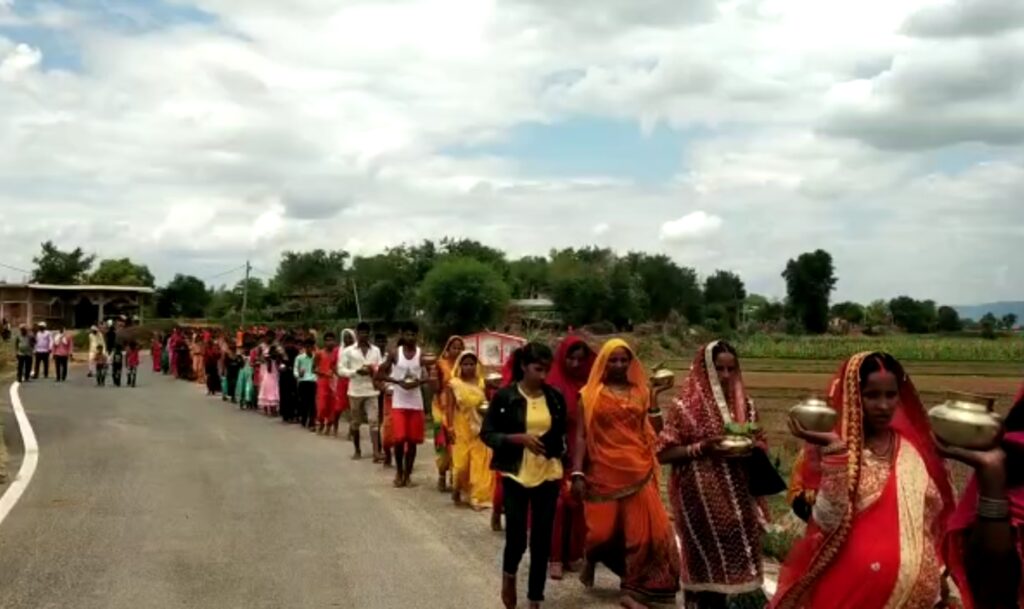 सावन के प्रथम  सोमवारी पर कांवरियों का उमड़ी भीड़