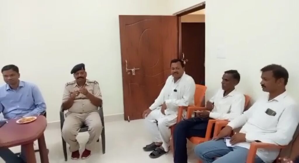 चिनिया थाना परिसर में बकरीद पर्व को लेकर हुई शांति समिति की बैठक