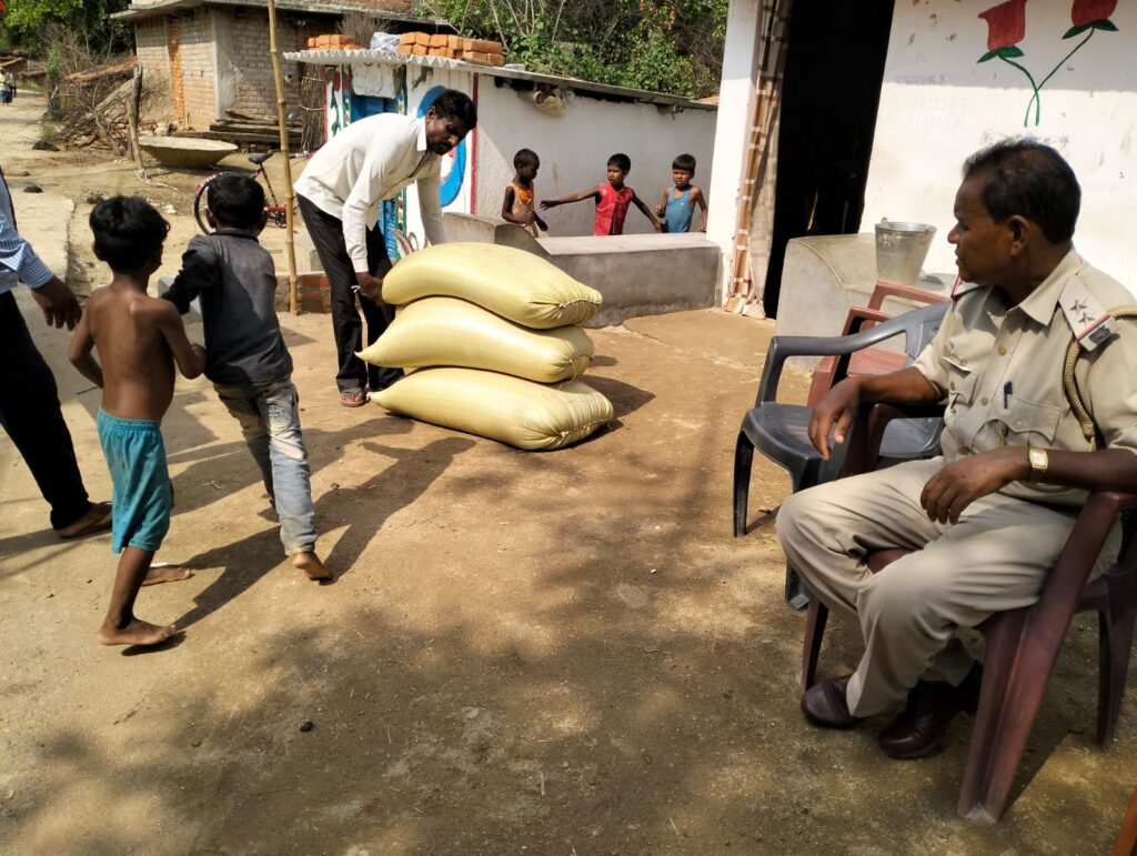 कालाबाजारी के उद्देश्य से 3 बोरा सरकारी राशन को ले जा रहे हैं गाड़ी को पुलिस ने किया जप्त!