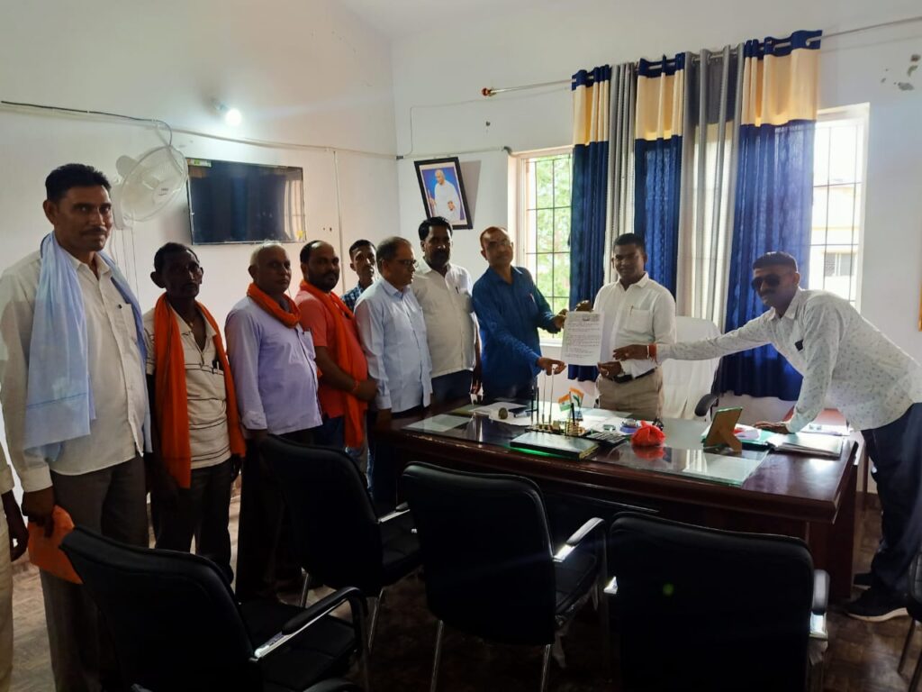 किसान मोर्चा मंडल अध्यक्ष धीरेंद्र शुक्ला ने राहत कार्य चलाने को लेकर बीडीओ को सौंपा ज्ञापन।