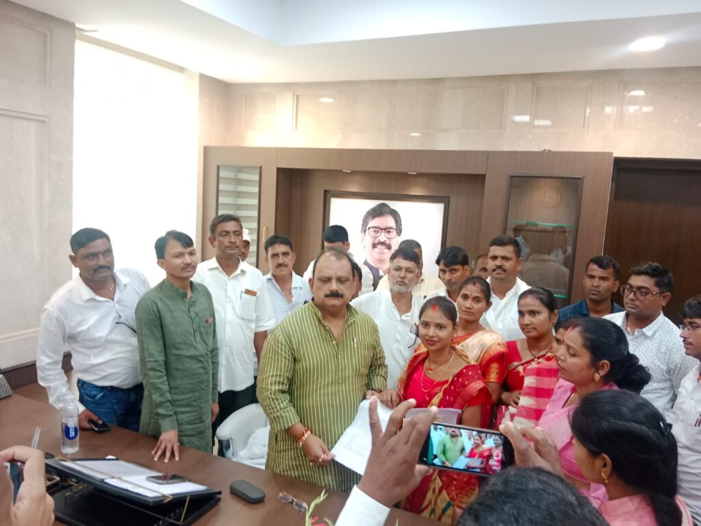 बिशनपुरा प्रखंड प्रमुख दीपा कुमारी ने मंत्री मिथिलेश ठाकुर से विधानसभा भवन रांची में किया औपचारिक मुलाकात।