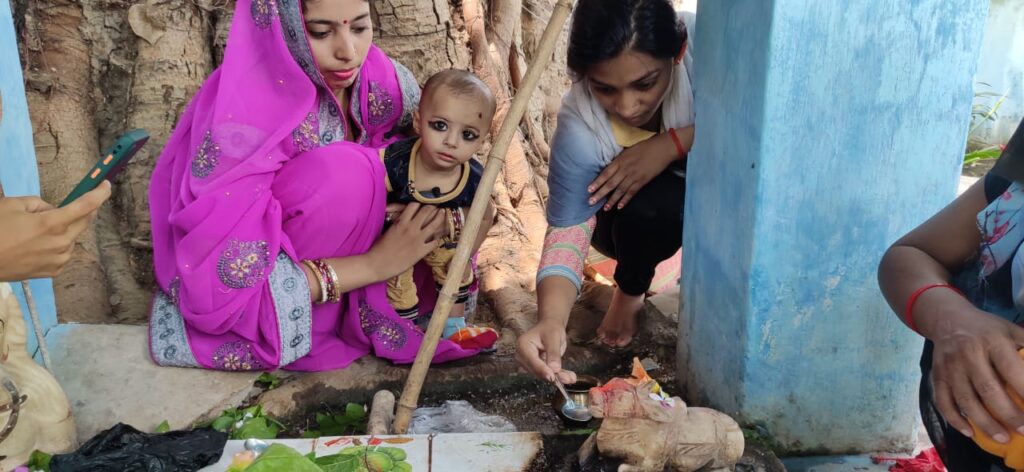 चेचरिया स्थित शिव मंदिर में स्थापित भगवान भोलेनाथ के नंदी महाराज चम्मच एवं कटोरी से पिए गंगाजल।