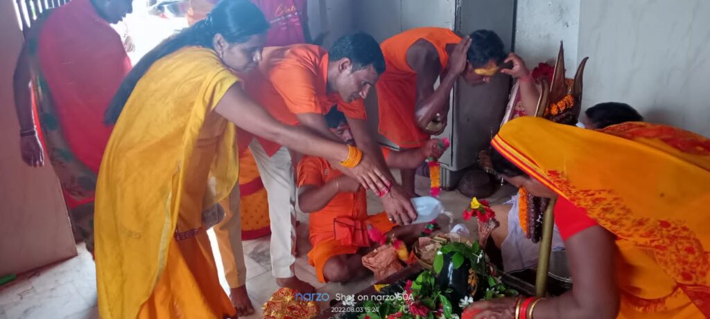 25-30 की संख्या में श्रद्धालु भक्तगण कांवर लेकर राजा पहाड़ी शिव मंदिर पहुंच भगवान भोलेनाथ का किया जलाभिषेक।