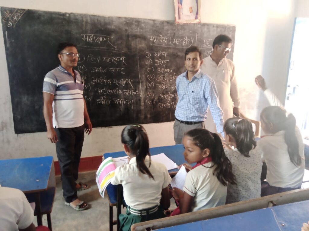 बीडीओ व बीस सूत्री अध्यक्ष ने प्रखण्ड के तीन विद्यालयों का औचक निरीक्षण