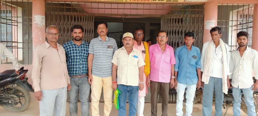 खरौंधी प्रखंड के सभी जनवितरण प्रणाली के द्वारा प्रखंड विकास पदाधिकारी गणेश महतो सह खाद आपूर्ति पदाधिकारी को  सौंपा गया मांग पत्र।