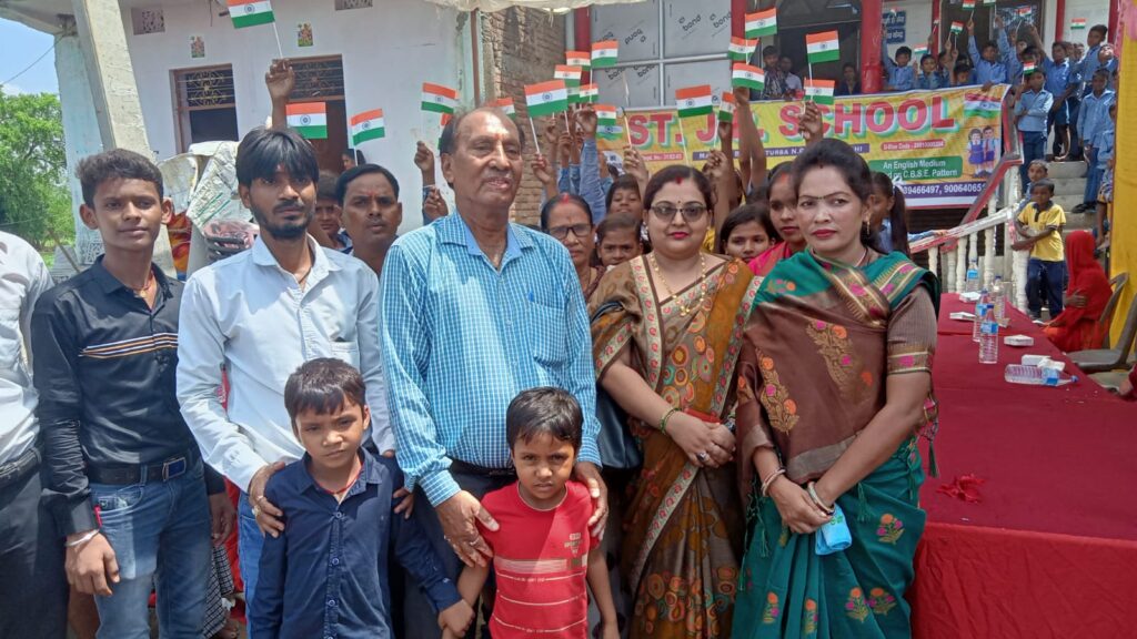 संत जेपी स्कूल रमना के नये भवन में जाने एवं आजादी के अमृत महोत्सव के तिरंगा अभियान के उपलक्ष्य में कार्यक्रम का किया गया आयोजन