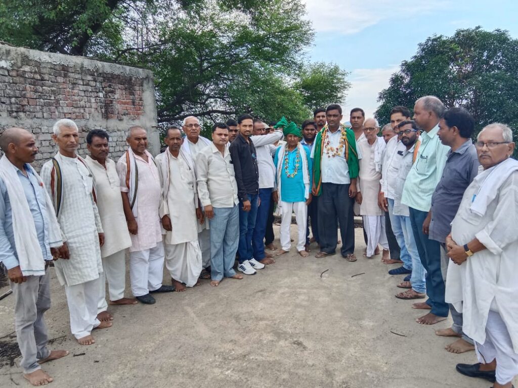 झारखंड मुक्ति मोर्चा के प्रखण्ड कमिटी खरौन्धी के द्वारा  प्रखंड कार्यालय पर झंडा तोलन को लेकर किया गया बैठक