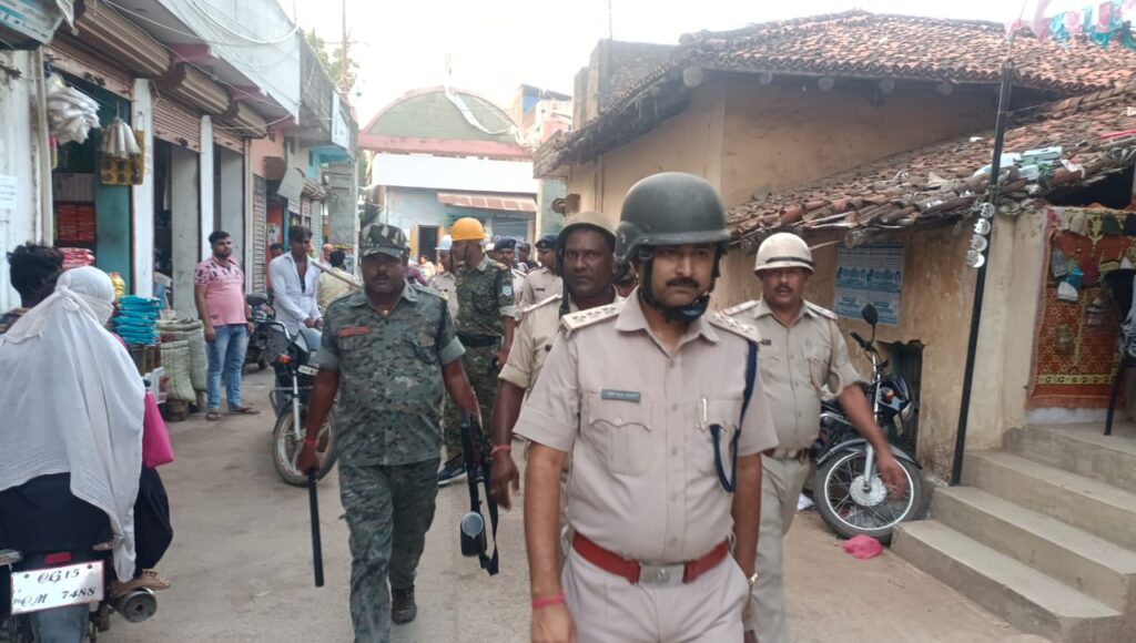 मुस्लिम धर्मावलंबियों के मातम का त्यौहार मुहर्रम के मद्देनजर अनुमंडल पुलिस पदाधिकारी प्रमोद कुमार केशरी की अगुवाई में शहर में पुलिस के द्वारा किया गया फ्लैग मार्च।