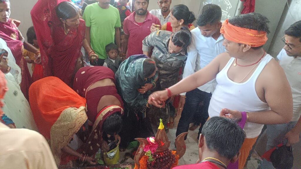 सावन की अंतिम सोमवारी को अनुमंडल मुख्यालय स्थित राजा पहाड़ी शिव मंदिर में ओम नमः शिवाय, हर-हर महादेव, बोल बम आदि के जयघोष से पूरे दिन गूंजते रहा शिवालय।