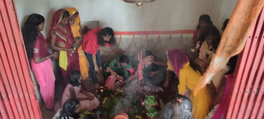 सोमारी के अंतिम दिन शिव मंदिर में लगा श्रद्धालुओ की भीड़