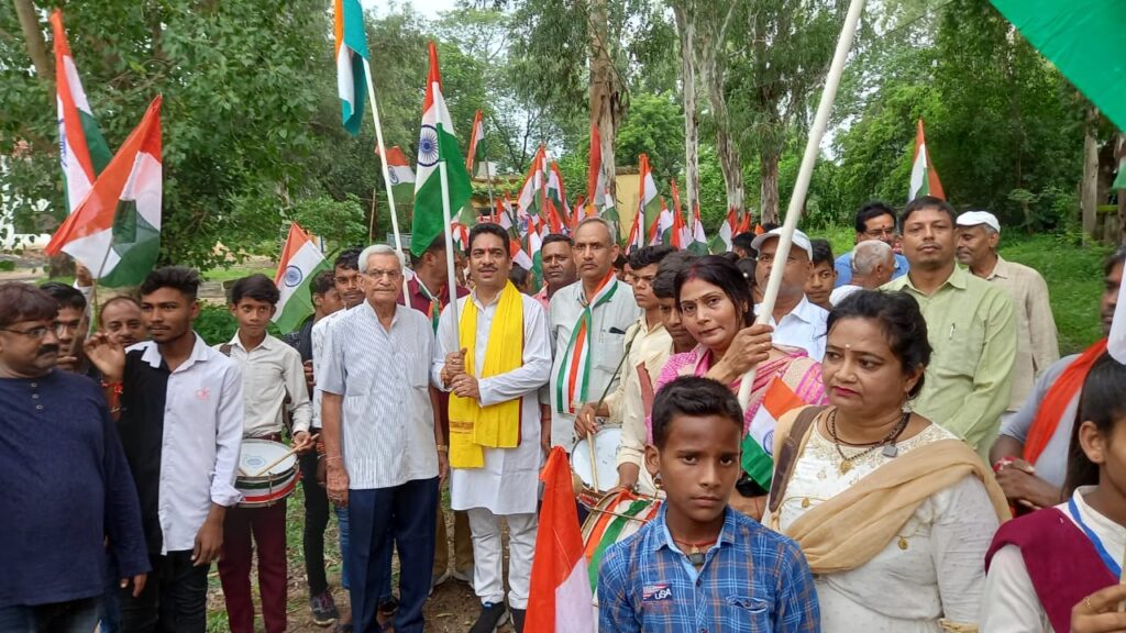 भाजपा विधायक भानु प्रताप शाही की अगुवाई में जमा दो उच्च विद्यालय व राजकीय मध्य विद्यालय की ओर से आजादी के अमृत महोत्सव के अवसर पर तिरंगा यात्रा निकाली गई।