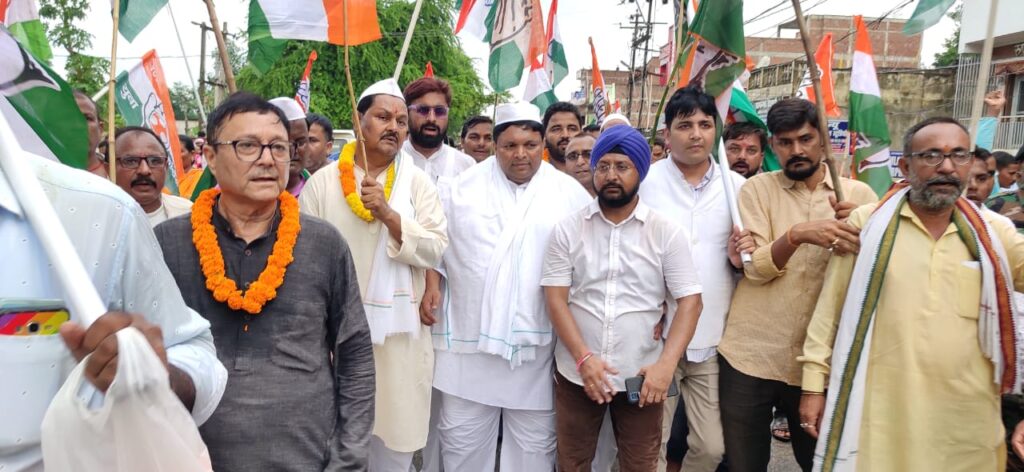 आजादी के 75 वर्ष पूरा होने पर कांग्रेस पार्टी की ओर से तिरंगा गौरव यात्रा निकाली गई।