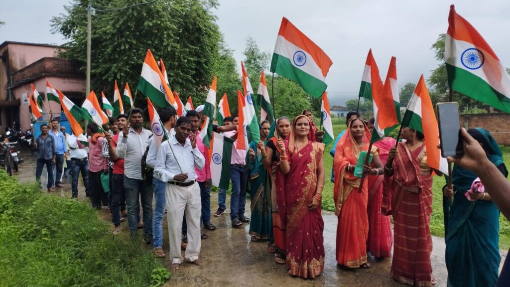 बिशुनपुरा पंचायत के मुखिया प्रमिला देवी की अगुवाई में तिरंगा यात्रा निकाली गई