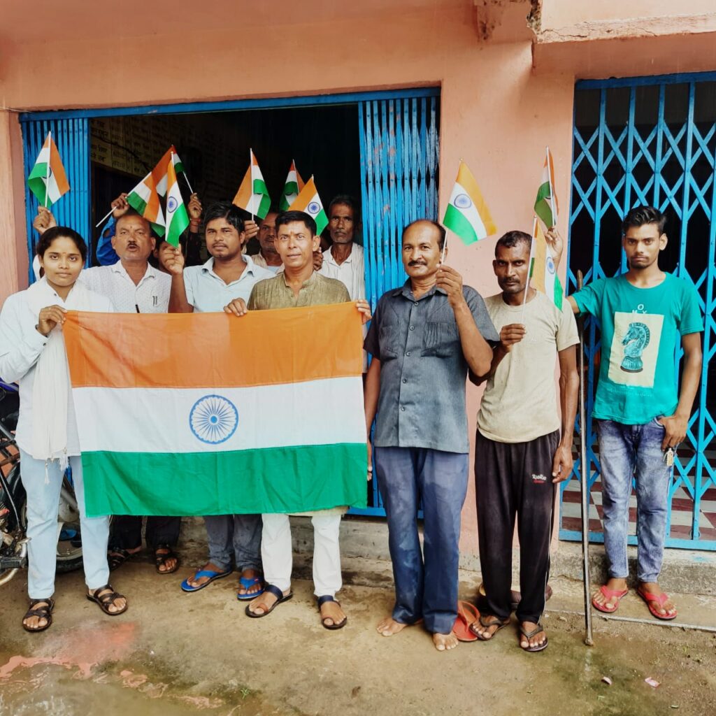 कर्णपुरा मुखिया अजीत पाण्डेय द्वारा लोगों के बीच झंडा का वितरण किया गया।