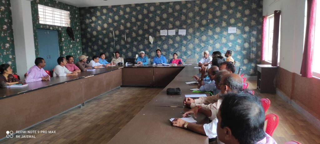 मंझिआंव प्रखंड के अलग अलग सरकारी संस्थानों पर झंडोतोलन को लेकर प्रखंड कार्यालय सभागार में की गई बैठक।