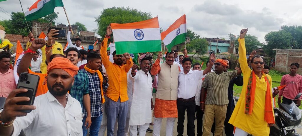 मंझिआंव हर घर तिरंगा अभियान के तहत भाजपाइयों के द्वारा बाइक रैली सह भव्य तिरंगा यात्रा निकाला गया।