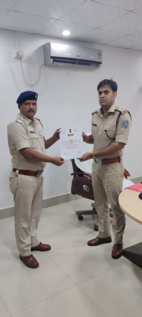 पुलिसअधीक्षक ने कांडी थाना फैज रवानी को प्रशस्ति पत्र देकर उनके हौसले को बुलंद किए