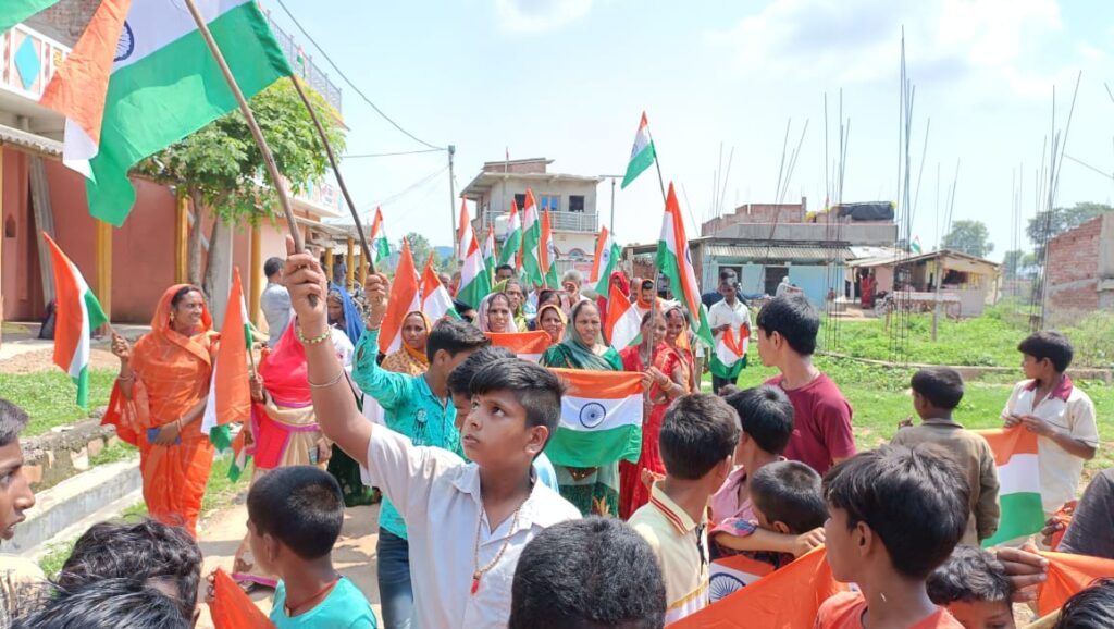 केतार प्रखंड प्रमुख ने अपने आवास पर तिरंगा फहरा कर हर घर तिरंगा अभियान का किया शुभारंभ