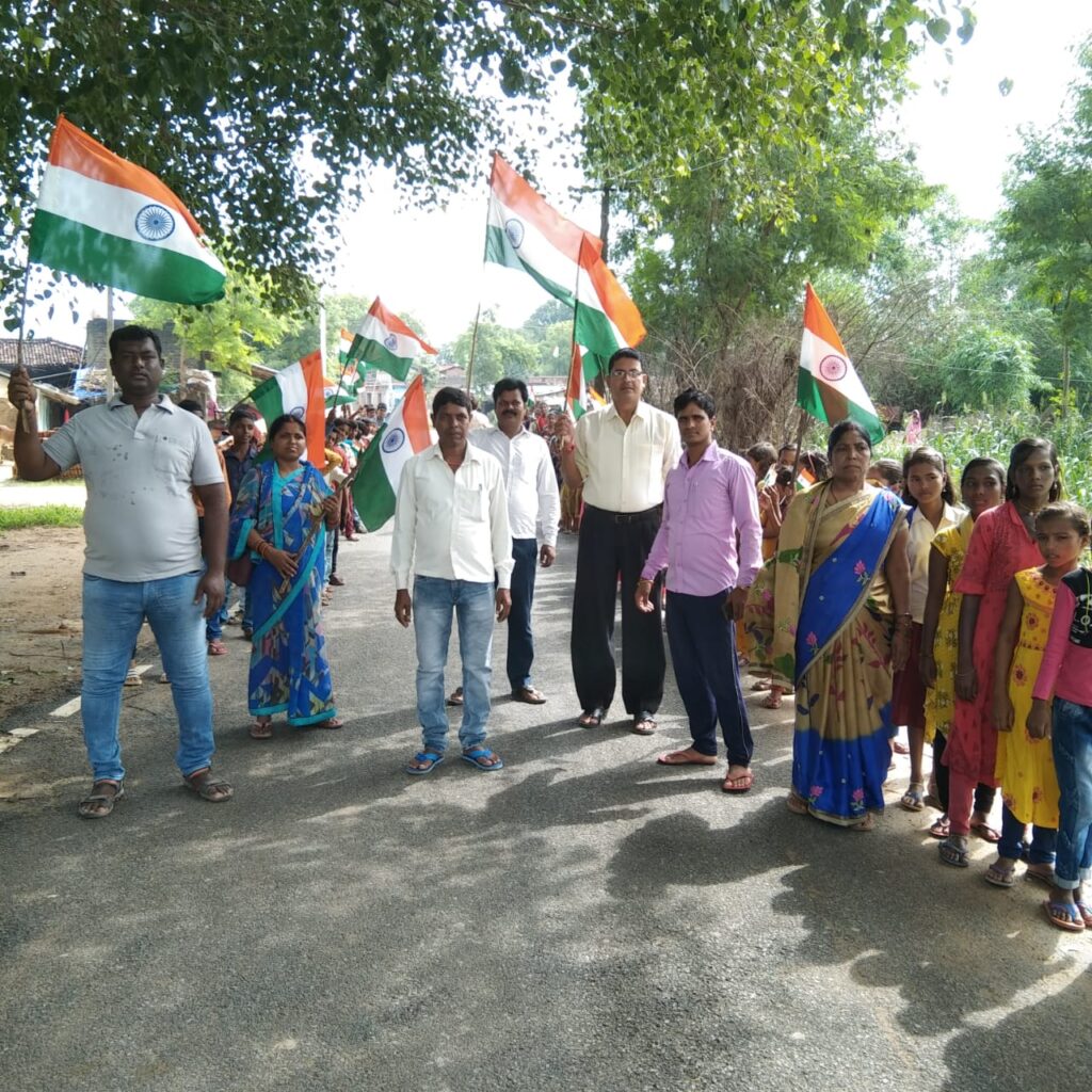 अमहर खास मध्य विद्यालय के प्रधानाध्यापक के अगुवाई में निकली गई तिरंगा यात्रा
